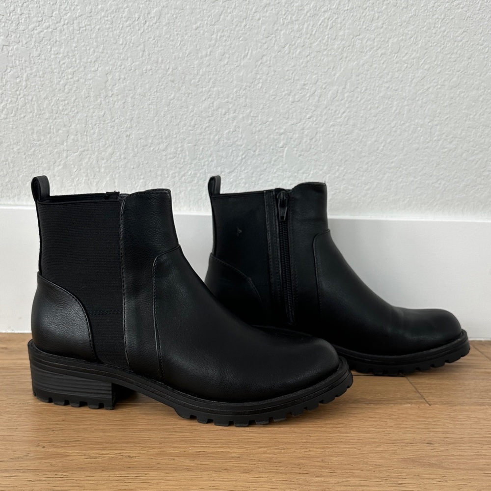 Universal Thread Classic Black Chelsea Leather Ankle Boots - 9
